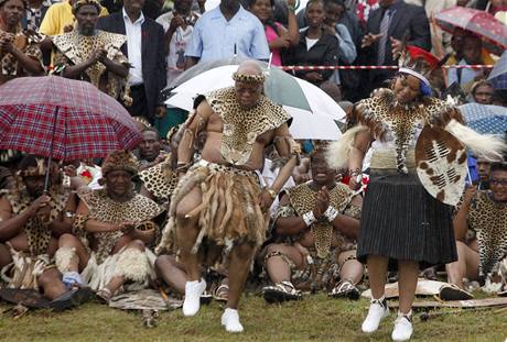 Jacob Zuma bhem svatebního tance s novomanelkou Tobekou.